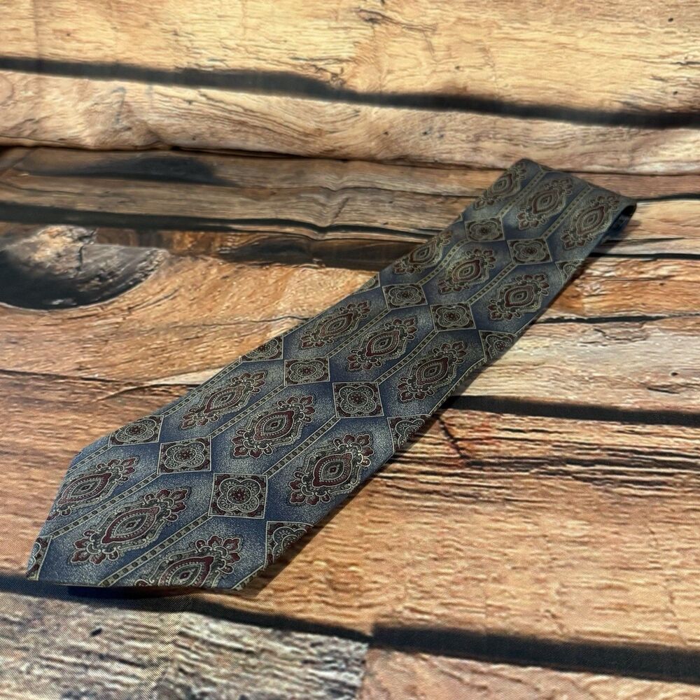 Mens Vintage Tie Blue Red Medallion Paisley 100% Italian Silk 4" Wide USA Made